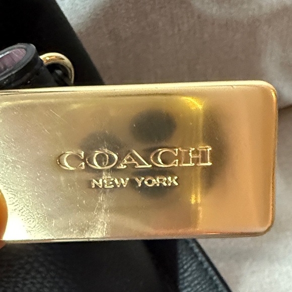 Coach Town Bucket Bag Black Leather Gold Crossbody Tote Code H208-91122 - Picture 8 of 17